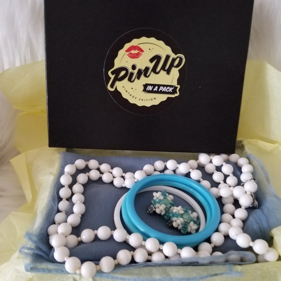 PinUp In A Pack, Vintage Edition Jewelry Gift Box - Picture 3 of 8